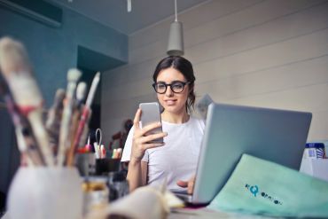 women-looking-at-phone