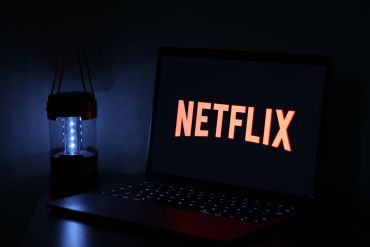 netflix-logo-on-laptop